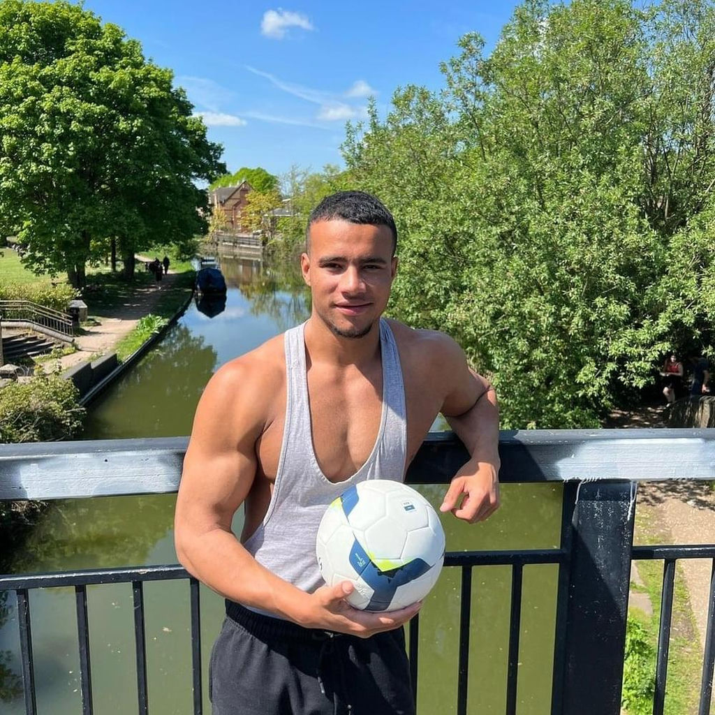 UK Streamer Constructs Thriving Community Via Genuine Discussions and Constant Material on Kick System